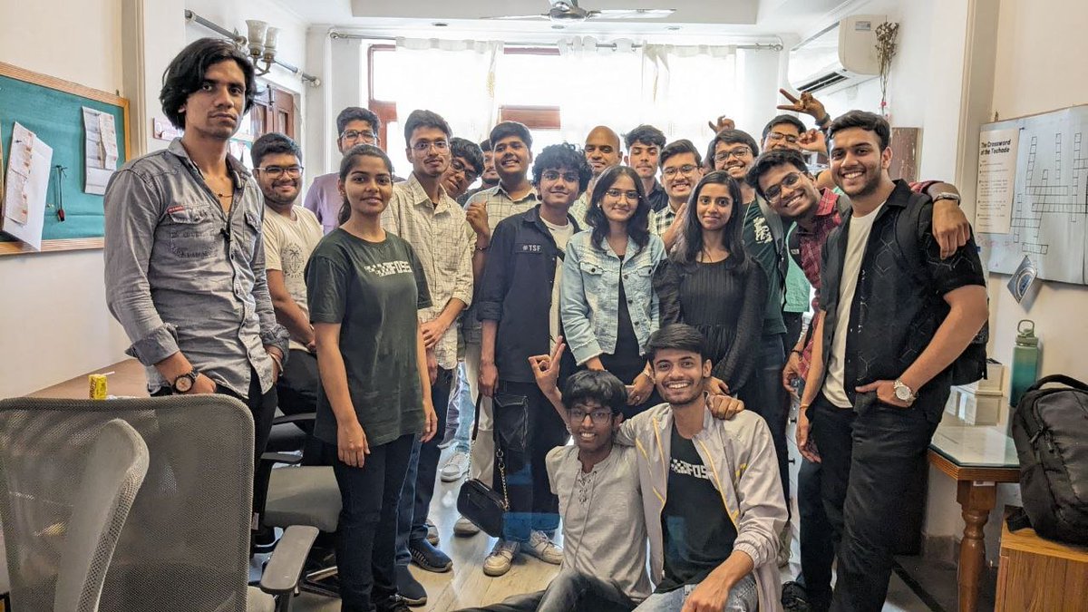FOSSUnitedDelhi's tweet image. Group photo for this month&apos;s meetup 📸

We had 50 people who showed up this time 🫣

Special thanks to @internetfreedom for the venue and their help with the meetup ♥️

Also thanks for joining us! ✨
