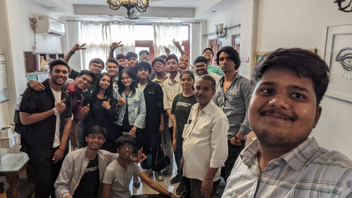 FOSSUnitedDelhi's tweet image. Group photo for this month&apos;s meetup 📸

We had 50 people who showed up this time 🫣

Special thanks to @internetfreedom for the venue and their help with the meetup ♥️

Also thanks for joining us! ✨