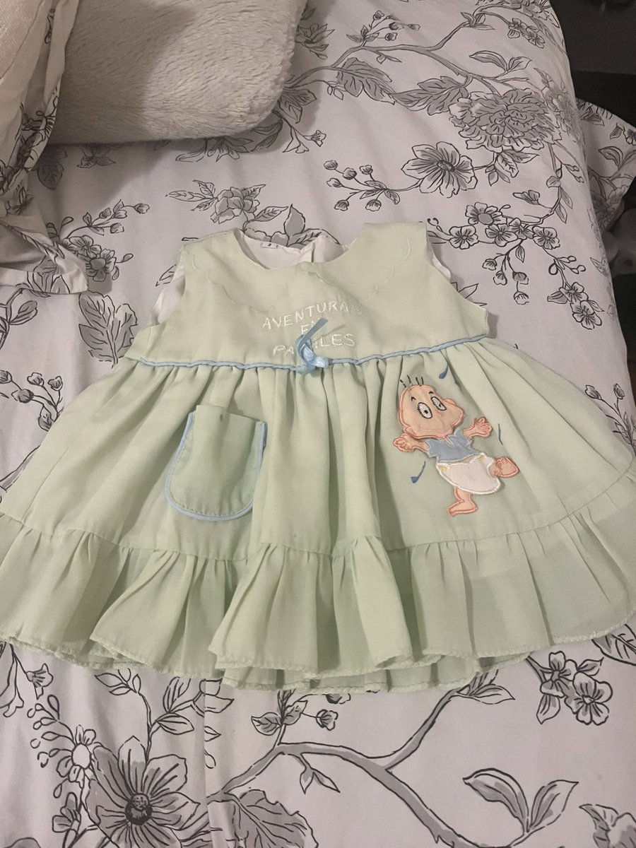 Mi mamá y yo cuando tenía un mes/ mi mamá guardando el vestido 24 años para que ahora yo se lo ponga a mi hija.