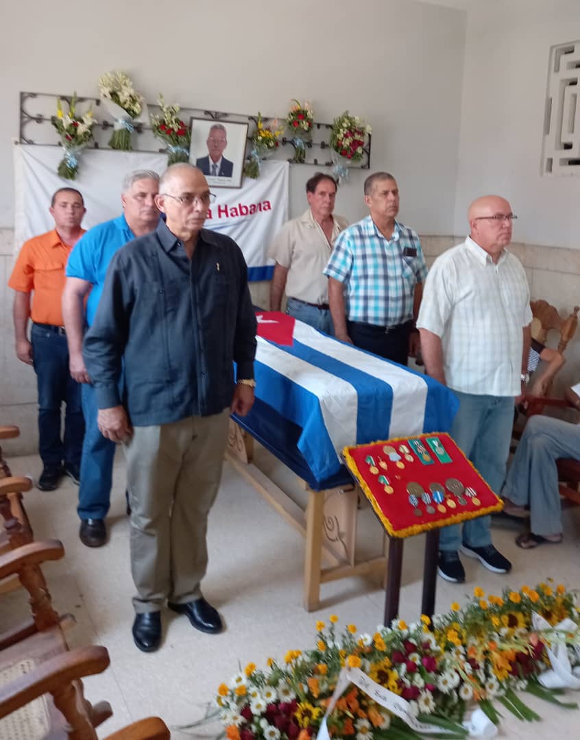 Profundo dolor. Se nos fue Salgado. Excelente persona, amigo, profesional. Llegue a sus familiares nuestro afecto sincero.