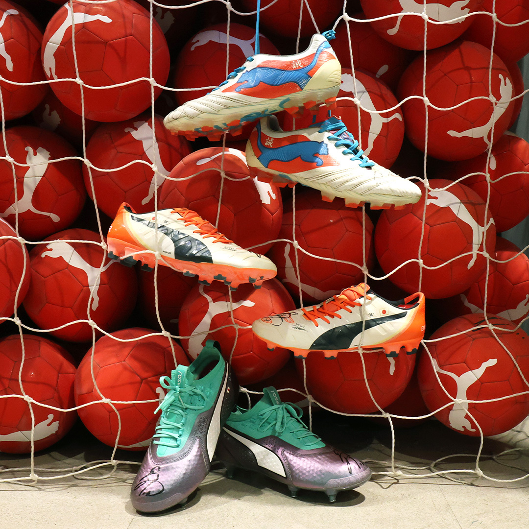 soccershop_kamo's tweet photo. ”HASEBE”のネーム入りユニフォーム、着用したスパイク。
日本サッカー界へ与える影響は絶大なものでした。
偉大なキャプテンへ
心からの感謝の意を。
ありがとう。そして本当にお疲れ様でした。
#FOREVERHASE https://t.co/oEvBKuHGul