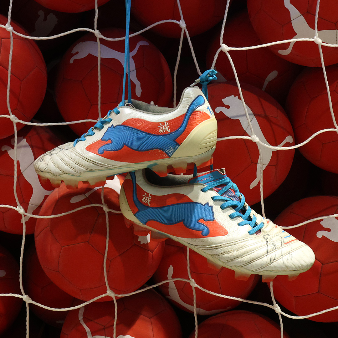 soccershop_kamo's tweet photo. ”HASEBE”のネーム入りユニフォーム、着用したスパイク。
日本サッカー界へ与える影響は絶大なものでした。
偉大なキャプテンへ
心からの感謝の意を。
ありがとう。そして本当にお疲れ様でした。
#FOREVERHASE https://t.co/oEvBKuHGul