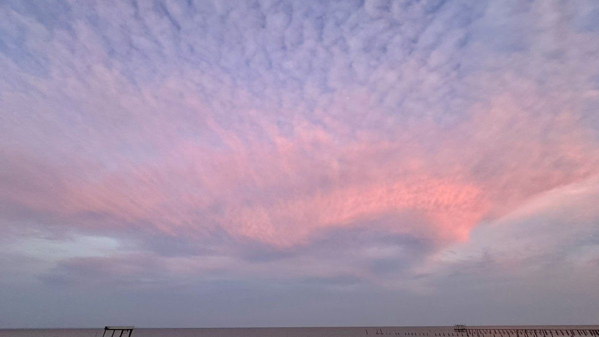 Pretty In Pink~ Sunset Reflection Mobile Bay, Alabama #Sunset #Photography #Weather @spann @RealSaltLife @NWSMobile @Kelly_WPMI @michaelwhitewx ￼ @ThomasGeboyWX @PicPoet @MyRadarWX @ThePhotoHour @weatherchannel @StormHour @DauphinIslandSM