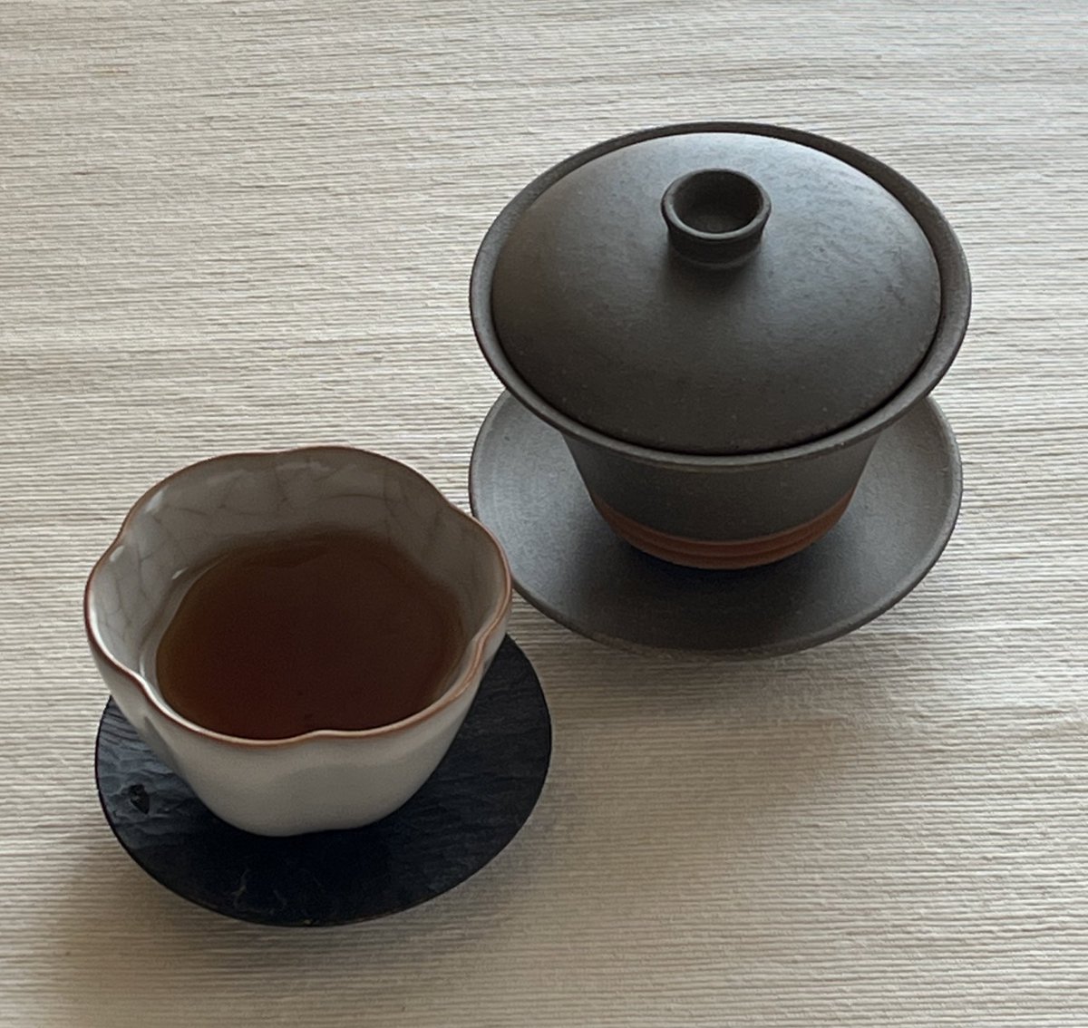 お茶休憩。水野陽景さんの蓋碗で金佛。
この蓋碗は見た目より軽くて持ちやすいので、つい買ってしまいました。お茶もおいしい！