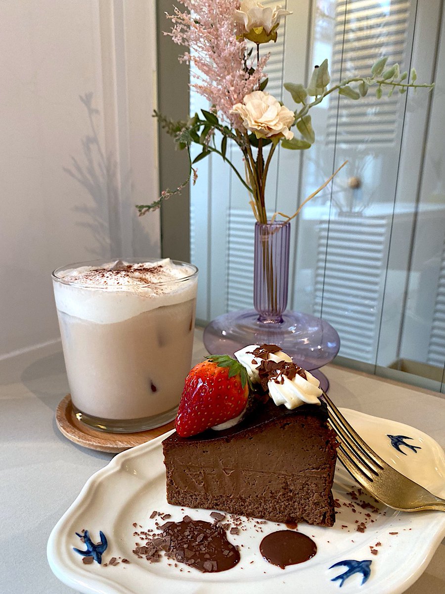 仕事終わりにお洒落カフェ☕️
平日の夕方は人少なくて嬉しい

#BonnelCafenook #ボンヌカフェ
#東京グルメ #東京カフェ
#十条グルメ #十条カフェ
#バスクチーズケーキ #コーヒー #カフェ