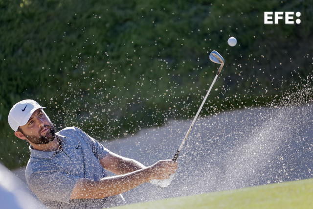 El estadounidense Collin Morikawa alcanza a su compatriota Xander Schauffele en el liderato del Campeonato de la PGA, segundo 'Major' de la temporada, con un acumulado de -15 tras la tercera ronda, que fue desastrosa para Scottie Scheffler, número uno del mundo.