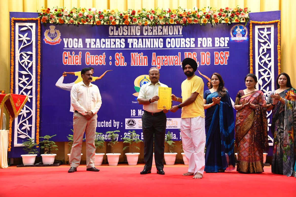 🙏 The Sivananda Yoga Vedanta Ashram & Centre team conducted an inspiring yoga training for BSF, promoting physical and mental well-being. #YogaTrainingInBSF #PresidentBWWA #SmitaAgrawal