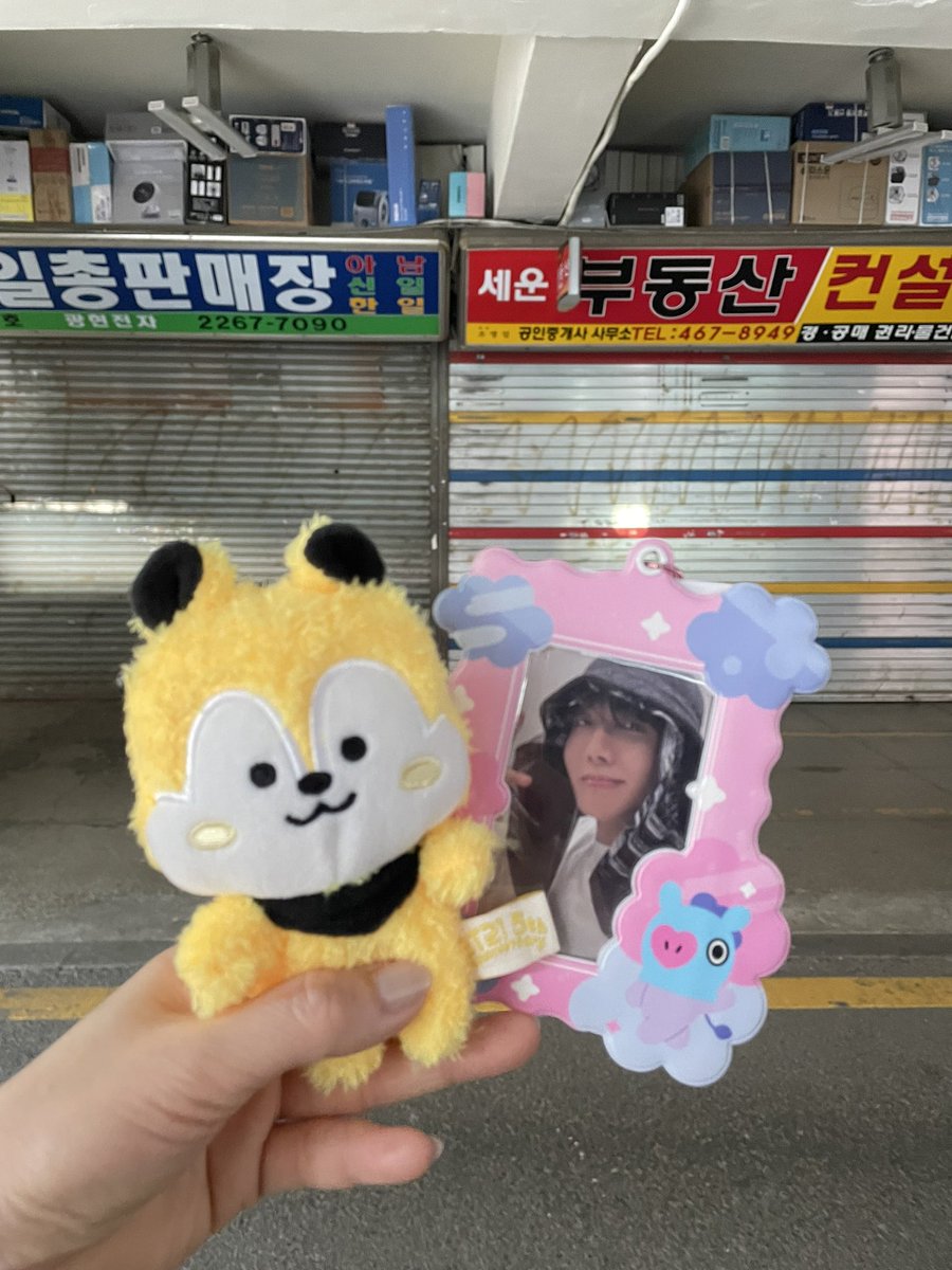3GuNLoVe6's tweet photo. 昨日の朝、みんなで出かける前に1人早起きして行ってきた!
偶然今回のホテルの目の前。
ここでホビちゃんが踊ってたと思うと…🥹同じ場所に立って朝から涙😭
#jhope
#HOPE_ON_THE_STREET
#lock_unlock https://t.co/sg2bAV1vfN