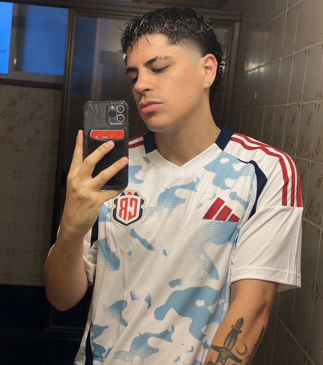 La federación me mandó la nueva camiseta de la sele y confirmo que es un CHUZO 🇨🇷🔥