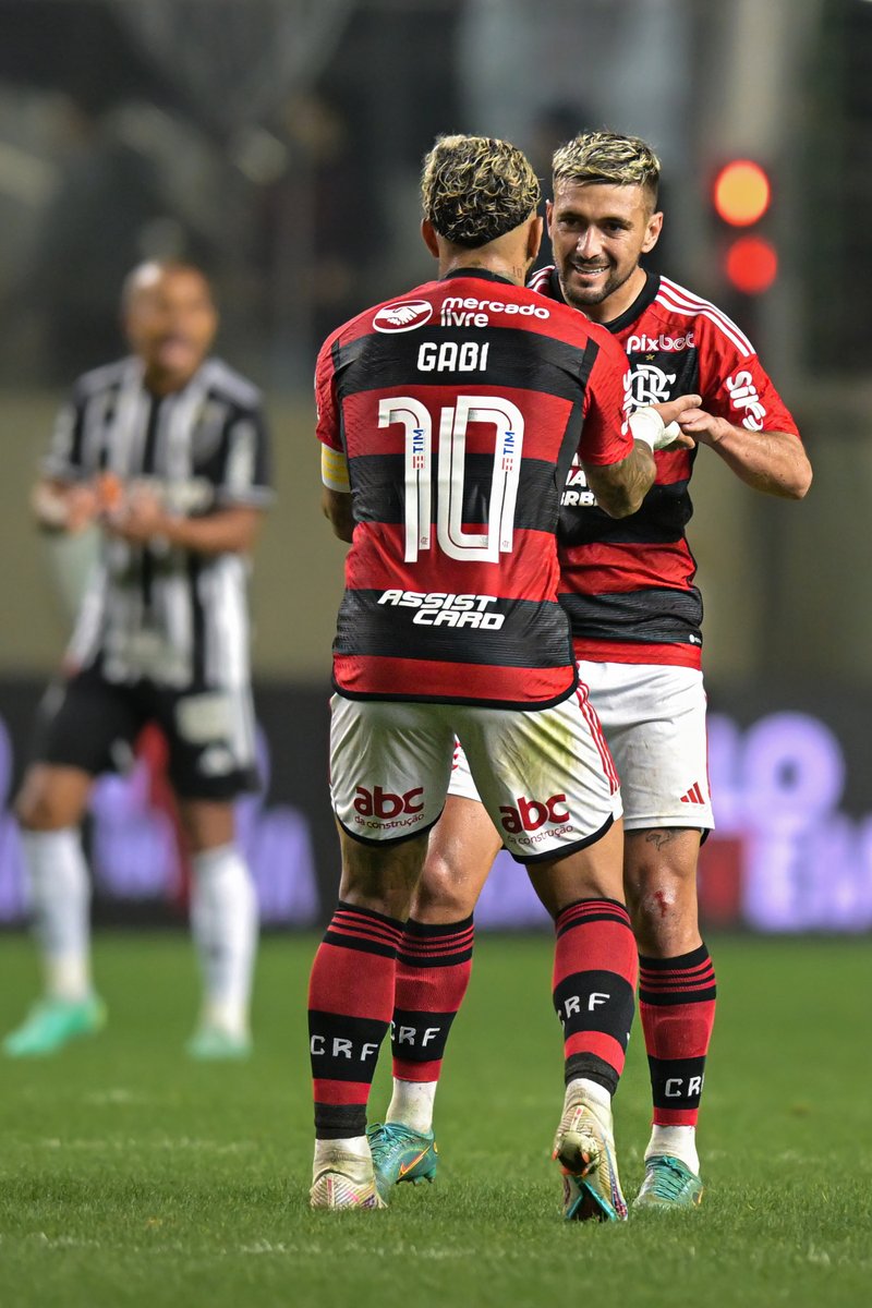 Diz aí, torcedor: Quem deve ficar com a camisa 10 do Mengão? 👀 *Contém texto alternativo 📸Pedro Vilela/Getty Images #Flamengo