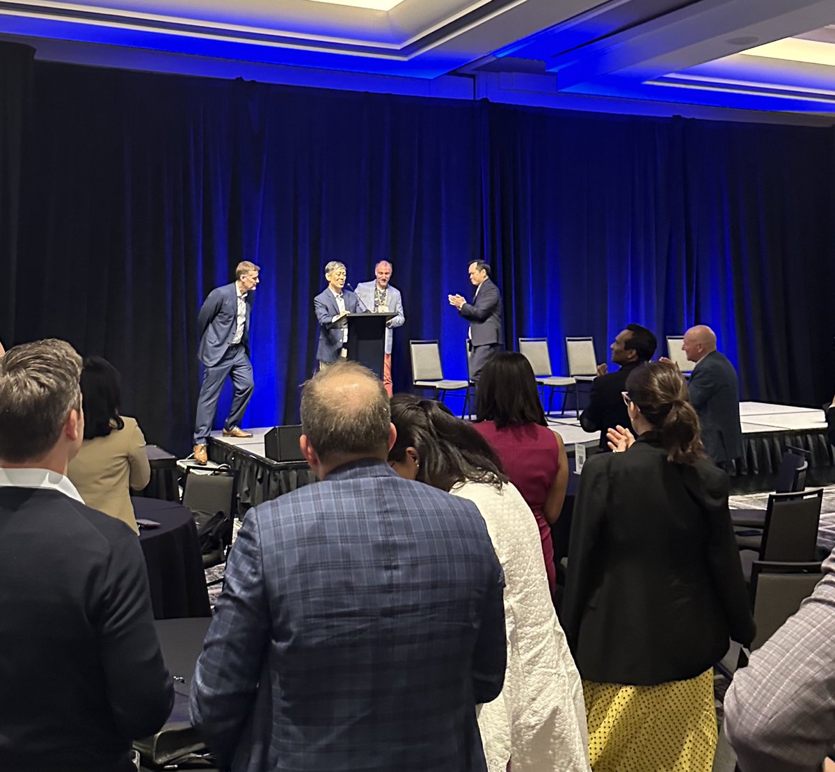 Standing ovation as @felixfengmd takes the stage for remarks. What a community he continues to build. Grateful to be here…. the future is bright. @UCSFUrology @UCSFCancer