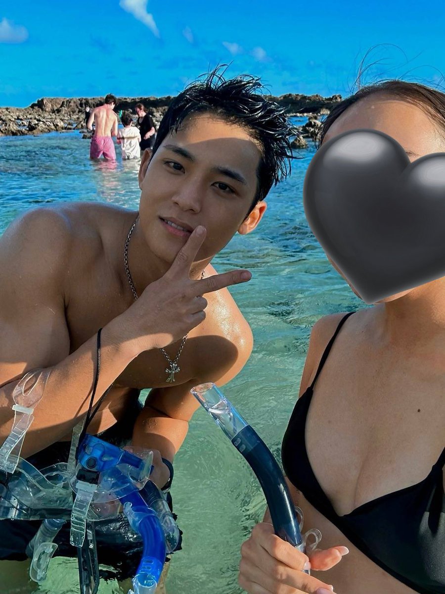 carat took a selca with mingyu on the beach???? 😭😭