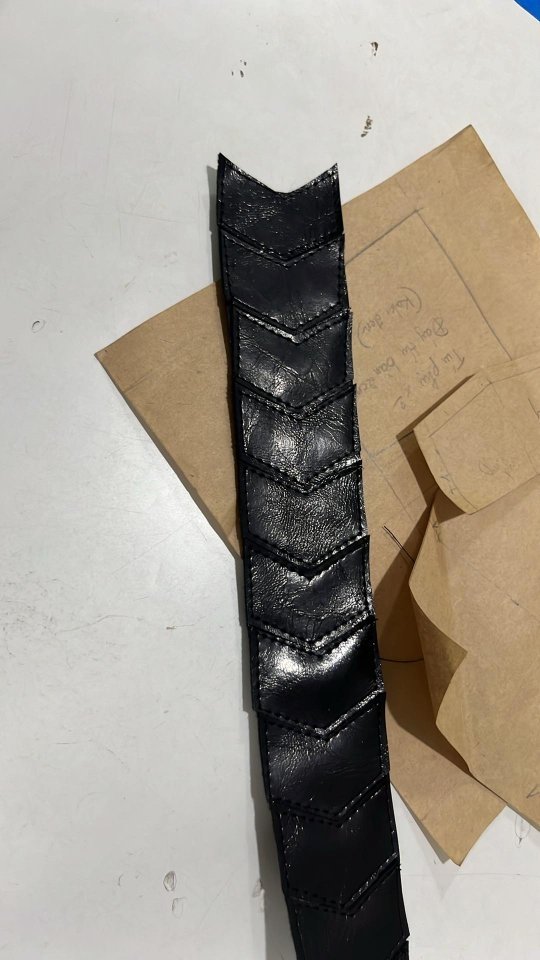 neyuhsama_'s tweet photo. How about your weekend? Mine is working as always 🥱
Right now I'm doing Clove from Valorant for myself but I want to share with you a cool looking costume that I'm making for my customer.
Let's tell me if you want to support my shop sweeties! ☺

#neyuhcosplay #diy https://t.co/9kJuMQx4NC
