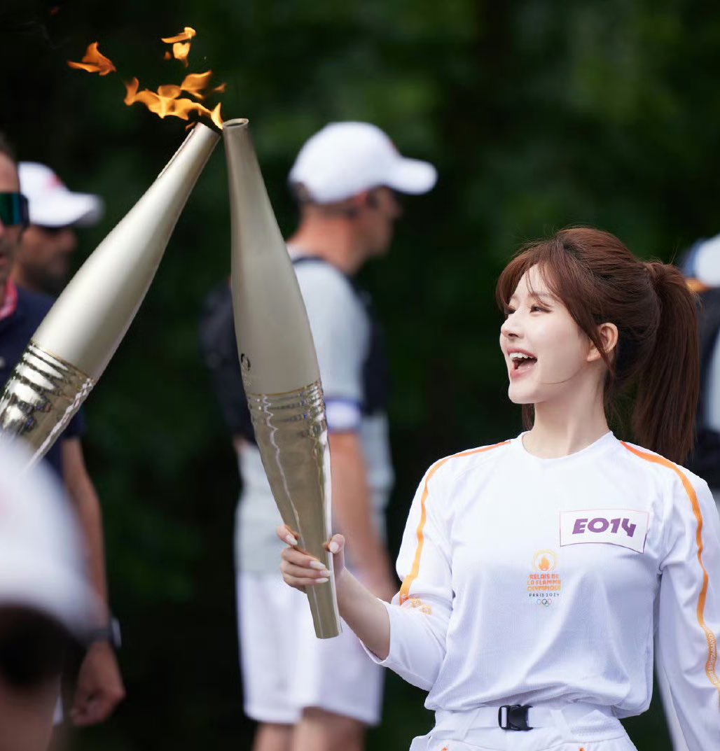 Images of Rosy #Zhaolusi passing the torch as 2024 Paris Olympic Torchbearer representing China and happily taking selfie with fans .

#Cdrama #Cdramanews #Cpop