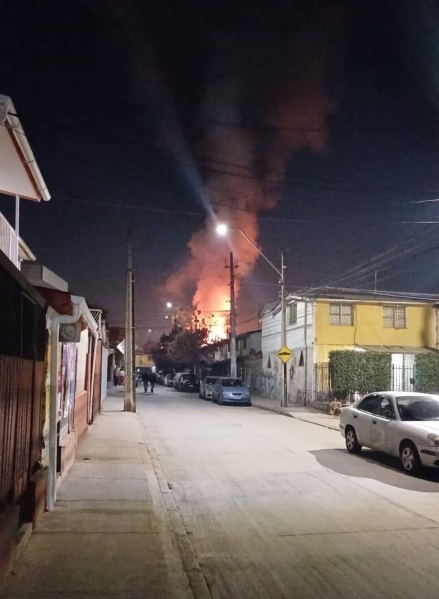 A esta hora Bomberos Santiago trabaja en 2da alarma de incendio estructural en Benildo y Avda Miraflores en Renca por fuego en viviendas con peligro de propagación, reportan agresión a voluntarios de Bomberos @biobio @chile_accidente @Louisvasquez23 @Pabl0Manzanares