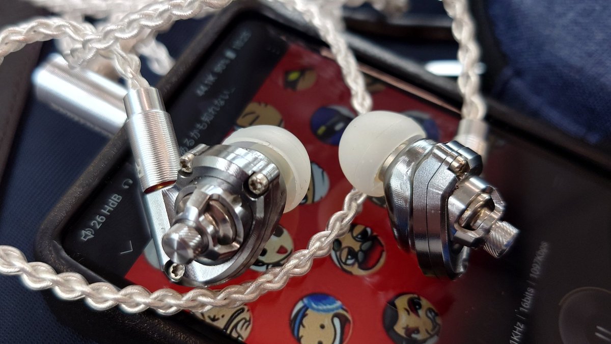 ryoutadb's tweet photo. 今日はAcoustune Hs1670ssと付属のケーブルです。これのケースは弱々なので、ジャンクで見つけたRsOneのケースを使ってます😇コレは結構フリマで見つかりそうと思ってましたが、なかなか出てきません😇人生ままならないのですw😇やっぱりタイミングですね😇
#Acoustune
#hs1670ss
#今日のイヤホン https://t.co/anwxXOrMtO