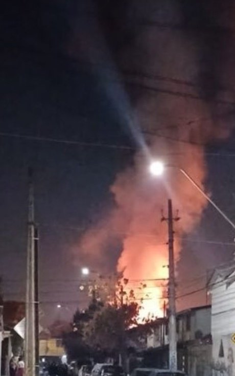 🔴 AHORA: el Cuerpo de Bomberos de Santiago responde con 19 carros ante 3ª Alarma de #Incendio en San Benildo y Av. Miraflores, comuna de #Renca. @Comandantecbs #EmergenciasCBS #BomberosSantiago
