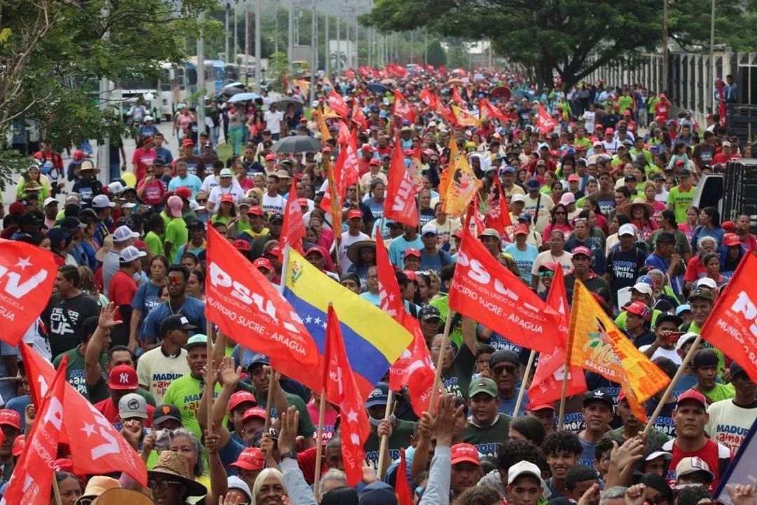 ¡Si preguntan por Aragua, Aragua donde está, Aragua anda en la calle apoyando a Nicolás! 🚩

Desde la ciudad de La Victoria las bases del <a href="/PartidoPSUV/">PSUV</a> se movilizaron en apoyo y respaldo de nuestro Presidente <a href="/NicolasMaduro/">Nicolás Maduro</a> 
#LaVictoriaesdeMaduro