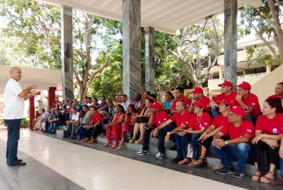 Tuvimos la oportunidad de compartir con estudiantes, profesores y trabajadores de la prestigiosa @UniversidadPCC, donde uno siempre se siente como en casa. #Cuba #GenteQueSuma #CDRCuba