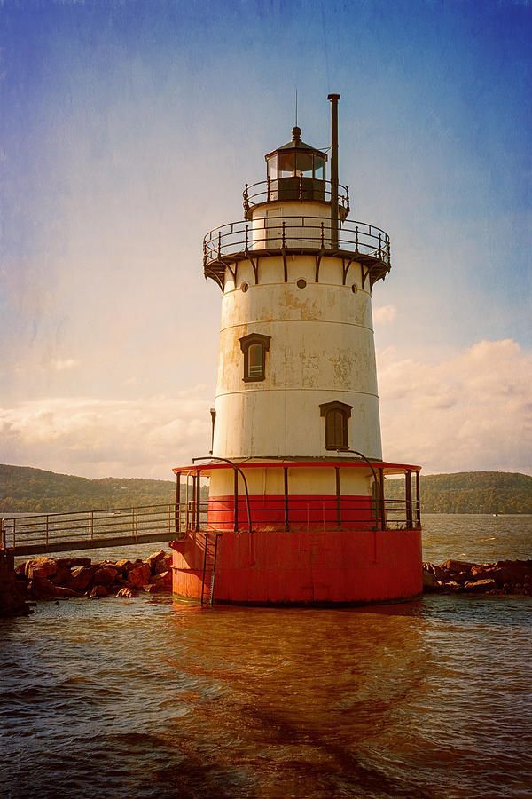 Tarrytown Lighthouse II buff.ly/49wmIX8 #lighthouse #tarrytown #newyork #HudsonValley #hudsonriver #lighthouses #Travel #travelphotography #giftideas @joancarroll