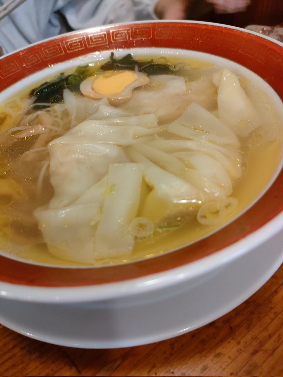 家の近くに威張ったラーメン屋がある。「食べてる間は話すな」「友達同士できても席バラバラ」「俺のスタイル気に入らないなら来るな」
スタイルだから勝手なものだとは思うけど、なぜあのスタイルを採用するのかは理解に及ばない。仲良くすればいいのに
※写真は全く関係ないラーメン屋さん