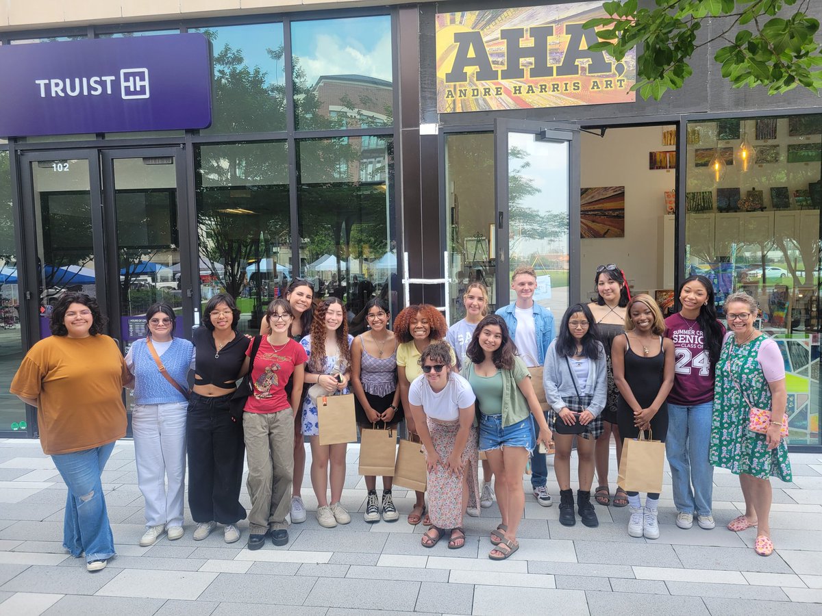 3 annual Senior show was a success!! Beautiful day,  lots of smiles and Andre @ Aha Gallery was an amazing host and scholarship sponsor yet again. Thank you!
Congratulations seniors! 🎓🎨
<a href="/HumbleISD_SCHS/">Summer Creek High</a> <a href="/VisualArtHumble/">Humble ISD Visual Arts</a> <a href="/HumbleISD/">Humble ISD</a>