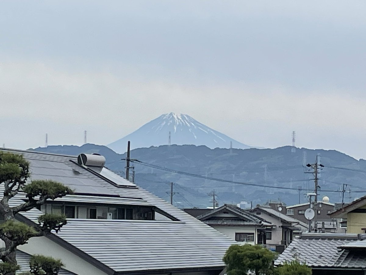 おはようございます🙂

曇り空の清水区

半袖だと肌寒く感じます

今日は午前中に消防団の行事

午後は地区の運動会の片付け

夕方から通夜2件

そこまでバタバタする事もなさそうですが、のんびりともできない日曜日😅

今日も皆さんにとって良い1日になりますように✨