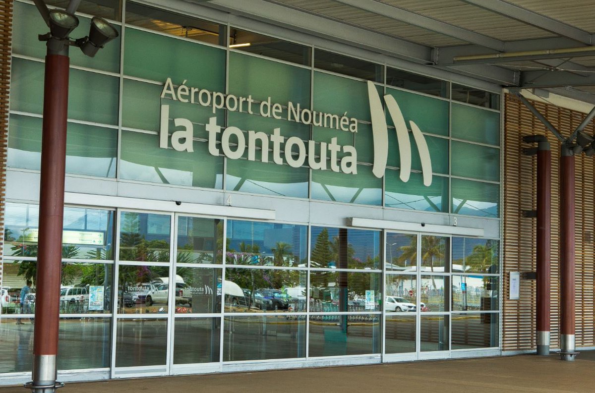 🔴 Aéroport international de Nouméa : Une grande opération de plus de 600 gendarmes, dont une centaine du GIGN, est lancée en ce moment même en Nouvelle-Caledonie visant à reprendre totalement la maîtrise de la route principale de 60 km entre Nouméa et l’aéroport, annonce Gérald