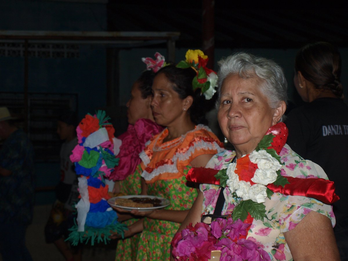#EnImágenes Agradeciendo a la Santa Cruz por los logros en nuestro 16to aniversario, y con el apoyo de <a href="/Cultura_Caroni/">Instituto Municipal de Cultura Caroní</a>  nos unimos a la comunidad de El Roble, en San Félix, en el Velorio que en #Guayana tiene un marcado sabor oriental. 
<a href="/CulturasUNEARTE/">UNEARTE</a>