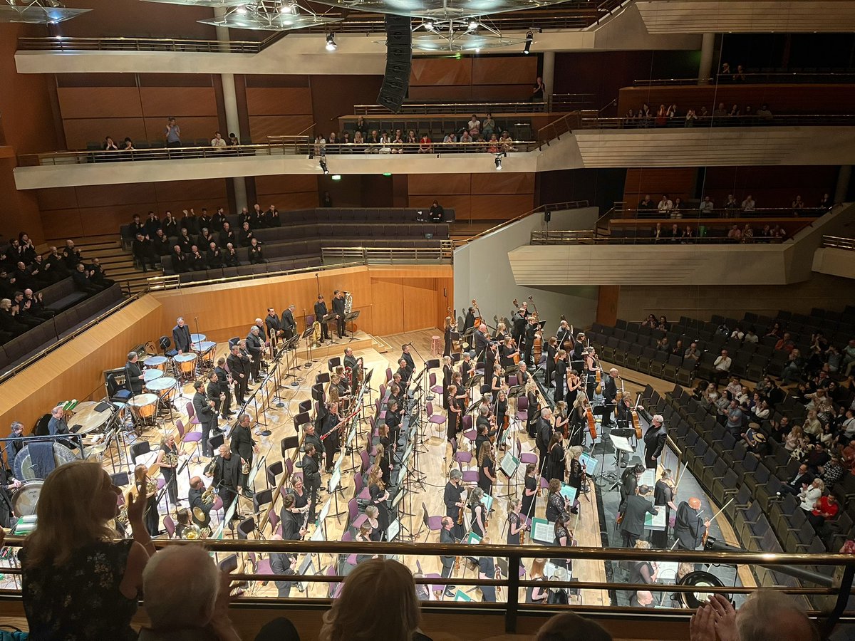 Thrilling concert tonight! Music written in 17yr period by Bridge, Shostakovich and Stravinsky. Virtuoso performance from the @BBCPhilharmonic and @johnstorgards - the roof was definitely shaking! Lots of collaborative shoe shuffling amongst players - great teamwork as always 👏