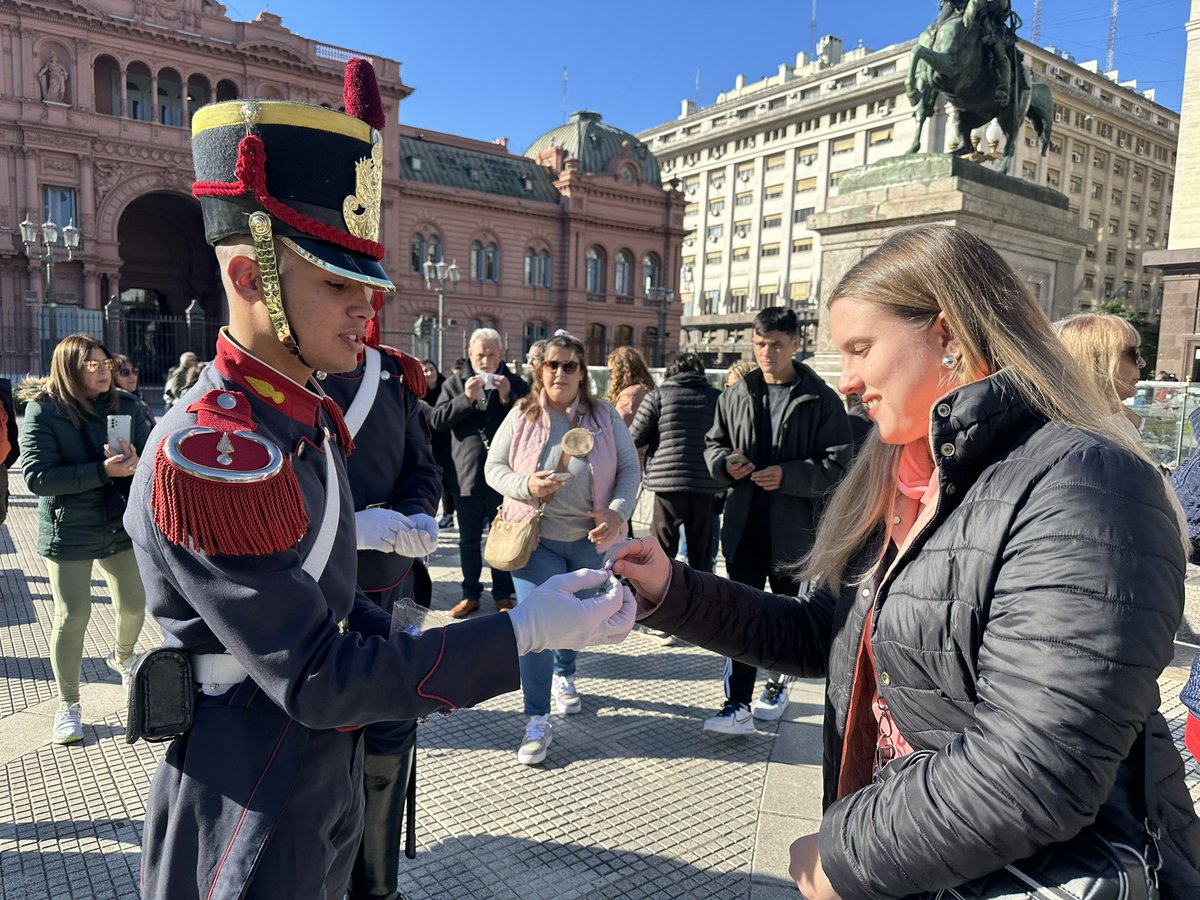 De esta forma los @Granaderosarg festejamos el dia de la Escarapela junto a los otros Regimientos históricos del @Ejercito_Arg y junto al @MindefArg .  🇦🇷
#DiaDeLaEscarapela #HerederosDelLibertador #UnRegimientoConHistoria #SomosHistoriaViva