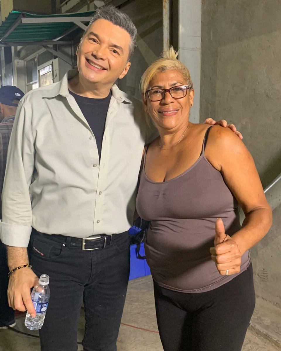 sssvenevision's tweet photo. Nuestro Wilmer Ramírez @Elshowdewilmer sigue recorriendo El Paraíso y compartiendo con toda la comunidad 🙌🏻 Ya está por comenzar #ElShowEstáEnLaCalle, así que no te despegues de la señal de @venevision 📺 #SábadoImbatible #Venevision https://t.co/PqwAizxEt3