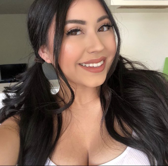 Sending booba pics to everyone who puts a &lsquo;🍒&rsquo; down below https://t.co/kIpZetJxJA