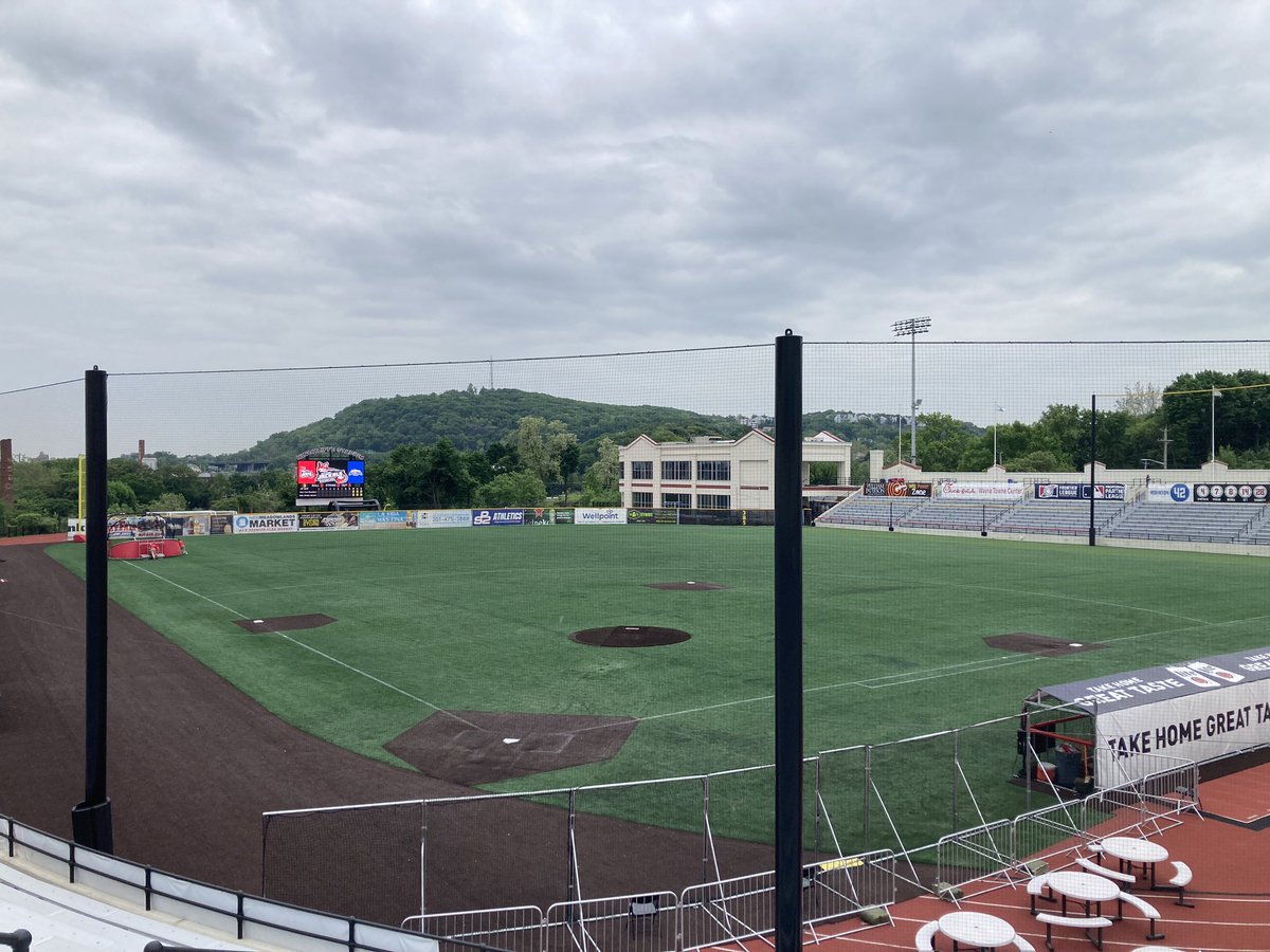 It’s time for another baseball game! We’re here in Patterson, NJ at historic Hinchliffe Stadium where the New Jersey Jackals are hosting the New York Boulders in a Frontier League matchup. This is the 14th of the 16 Frontier League ballparks we have visited. @StadiumJourney