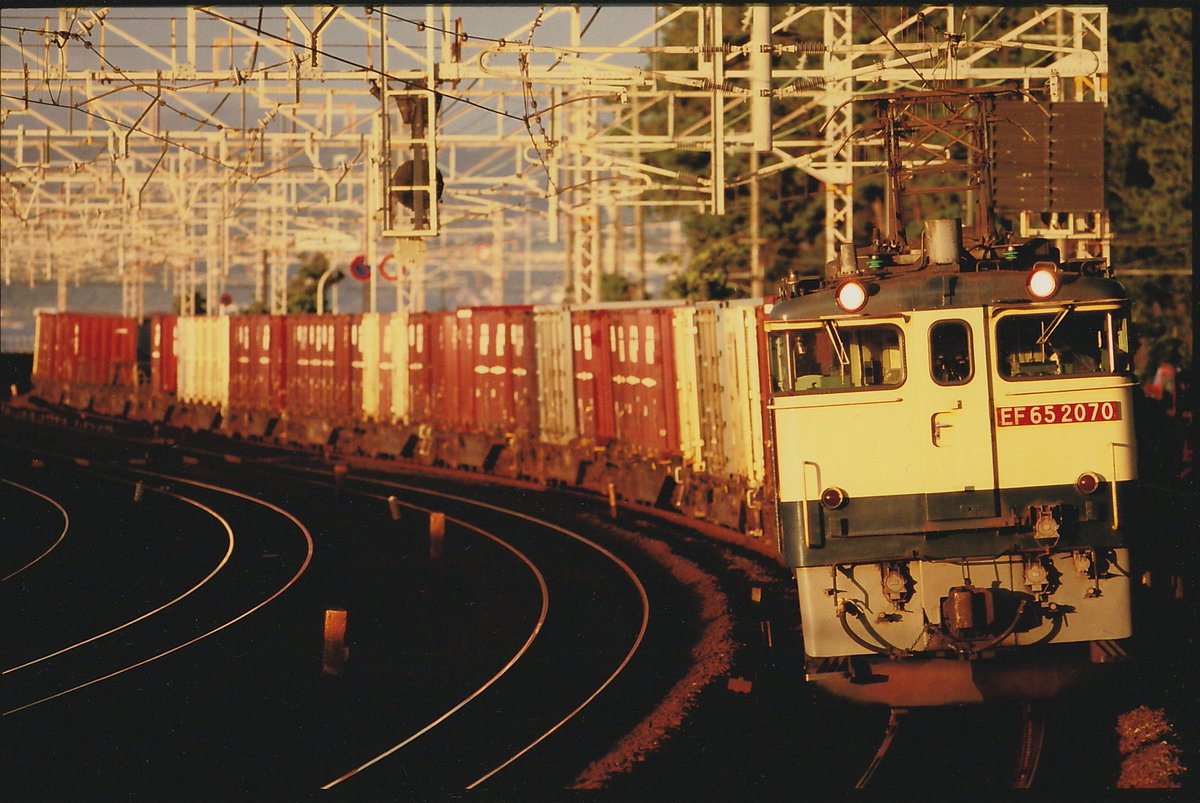 #これを見た人は興奮した鉄道写真を貼る
#リバーサルフィルム 
けしからんカーブでの限界光線74レ。
現像の上がったポジを見た瞬間、興奮した一枚でありました☀️