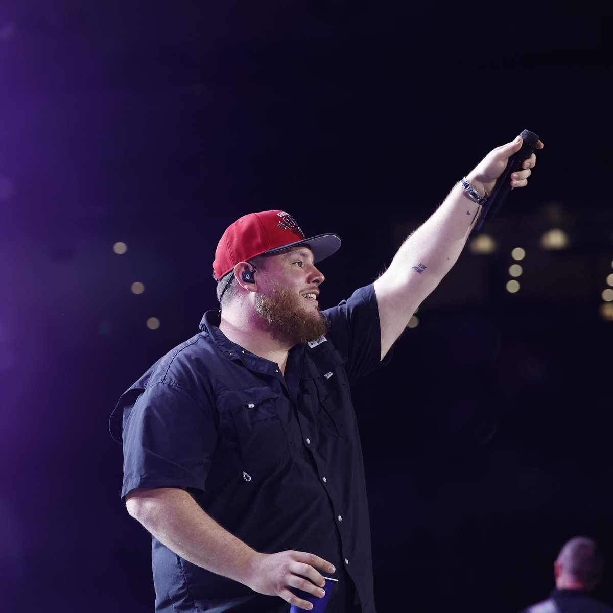 Great to have you in the Bay, @lukecombs! Night two at @LevisStadium 🔜