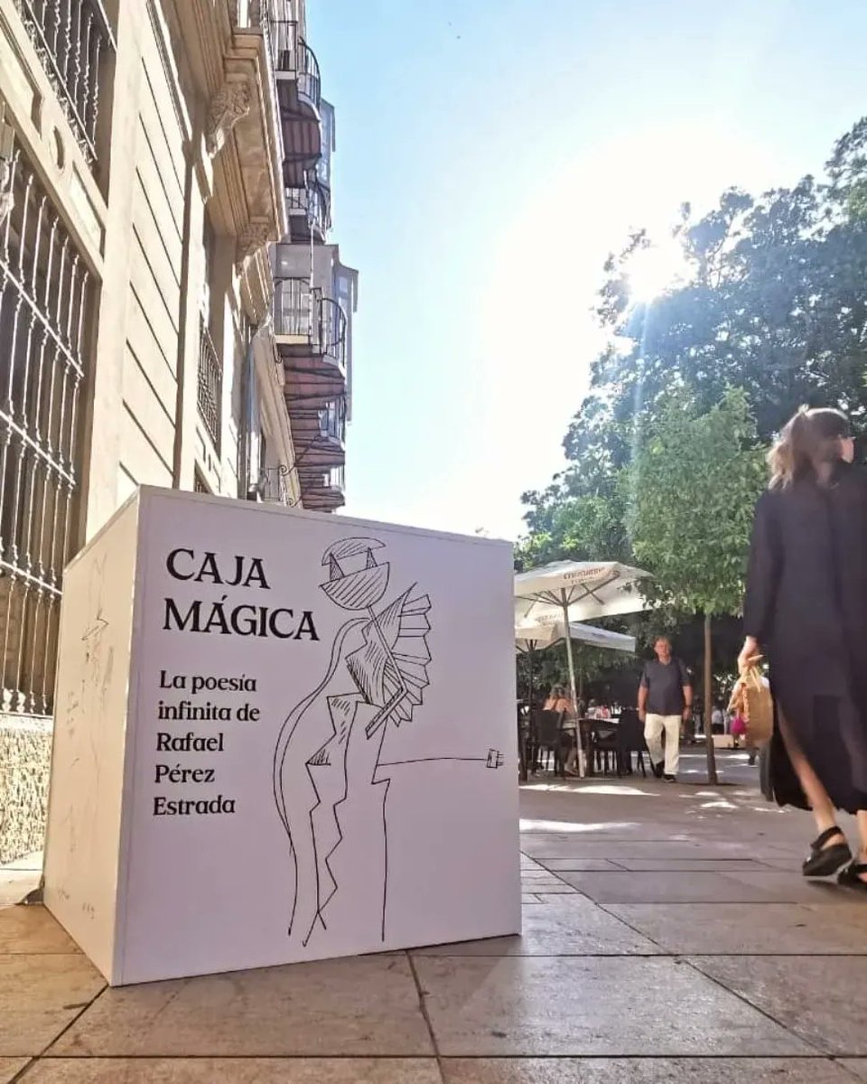 Caja mágica: La Poesía Infinita de #RafaelPérezEstrada @F_PerezEstrada #intervencionartistica art&museum #cajamágica #poesíainfinita ✨✨🧊 #lanocheneblancomlg #RafaelPérezEstrada