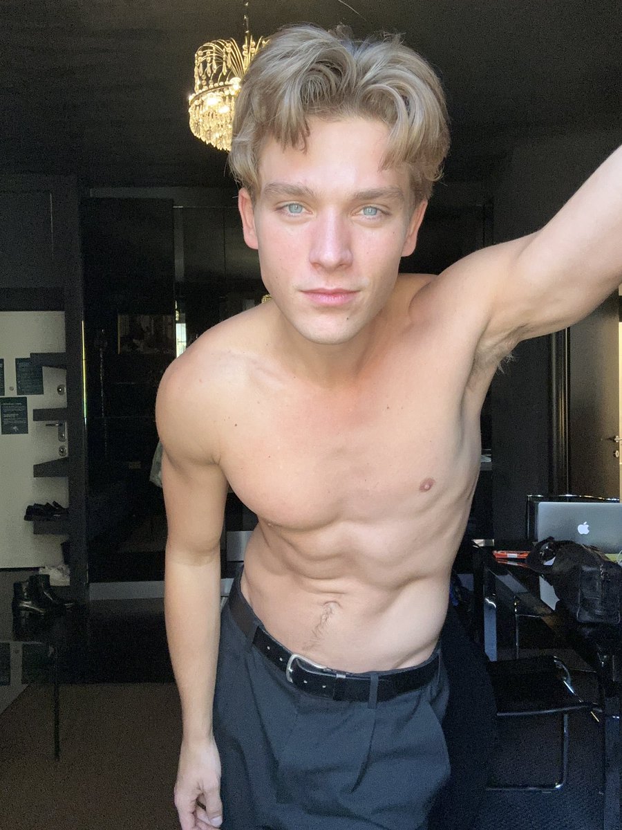 RT only bttms who wants to be here in your knees! 😈🥵