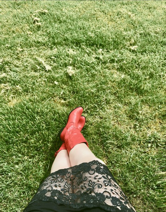 It&rsquo;s Jupiter cazimi (&ldquo;in the heart&rdquo;) today. the day of miracles ✨🌱🌼🧚🏻🌞🍄💫 plant seeds. pick flowers. make<a href="/tag/broadcity"class="tags"><span>#broadcity</span></a><a href="/tag/schittscreek"class="tags"><span>#schittscreek</span></a><a href="/tag/girls5eva"class="tags"><span>#girls5eva</span></a><a href="/tag/themindy"class="tags"><span>#themindy</span></a>