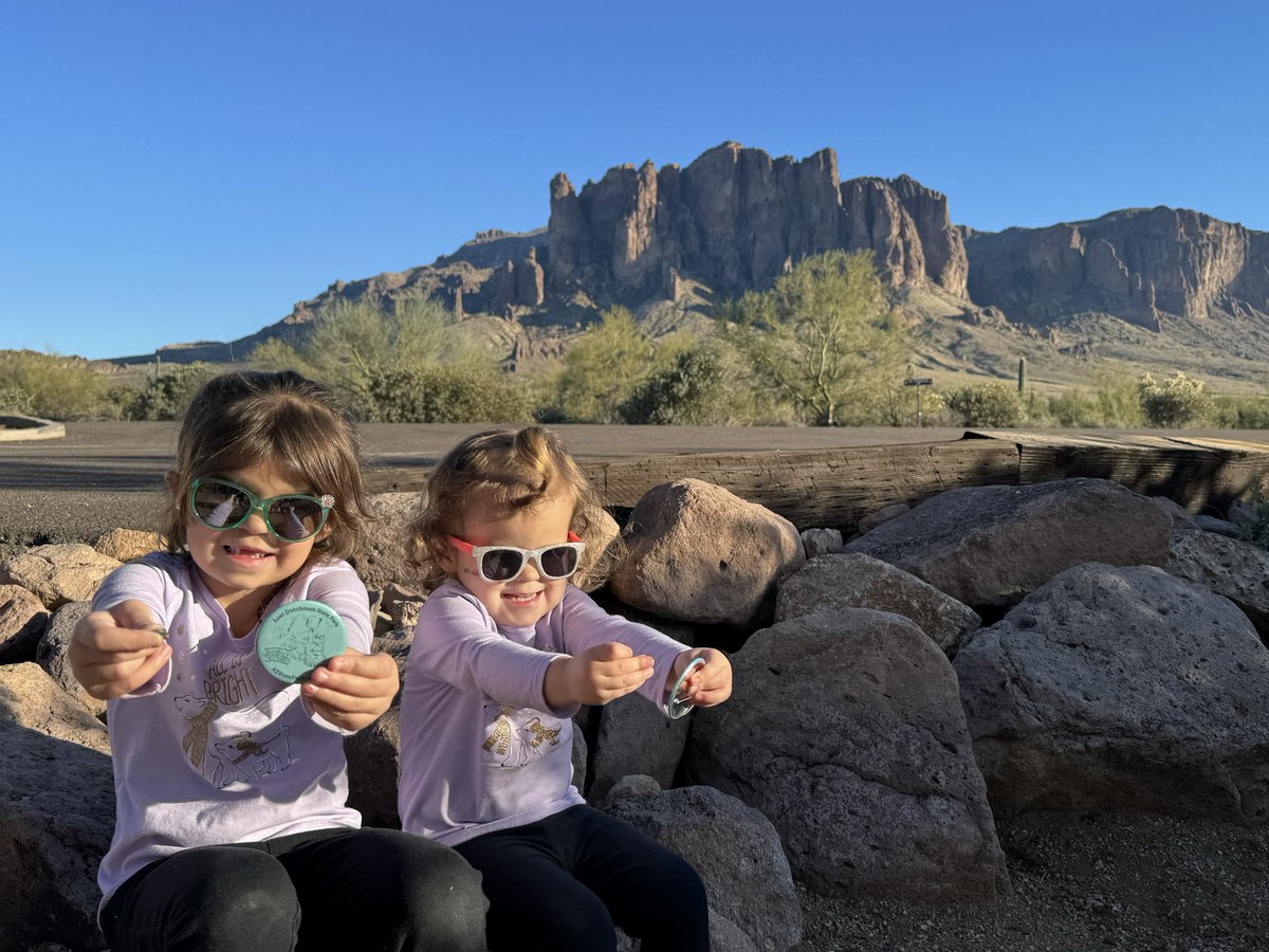 It's #KidsToParksDay, which is a national day celebrating outdoor play! There's so much to explore at our parks. Your kids will use their imaginations, learn about nature, and even earn a Junior Ranger badge! bit.ly/3pTbEyN
📸: Kelly Teters at Lost Dutchman State Park