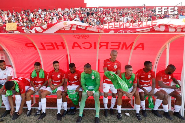 El legendario delantero brasileño Romário postergó este sábado su retorno al fútbol profesional a sus 58 años al ver desde el banquillo la victoria por 2-0 de su América de Río de Janeiro sobre Petrópolis, en el arranque de la segunda división del Campeonato Carioca.