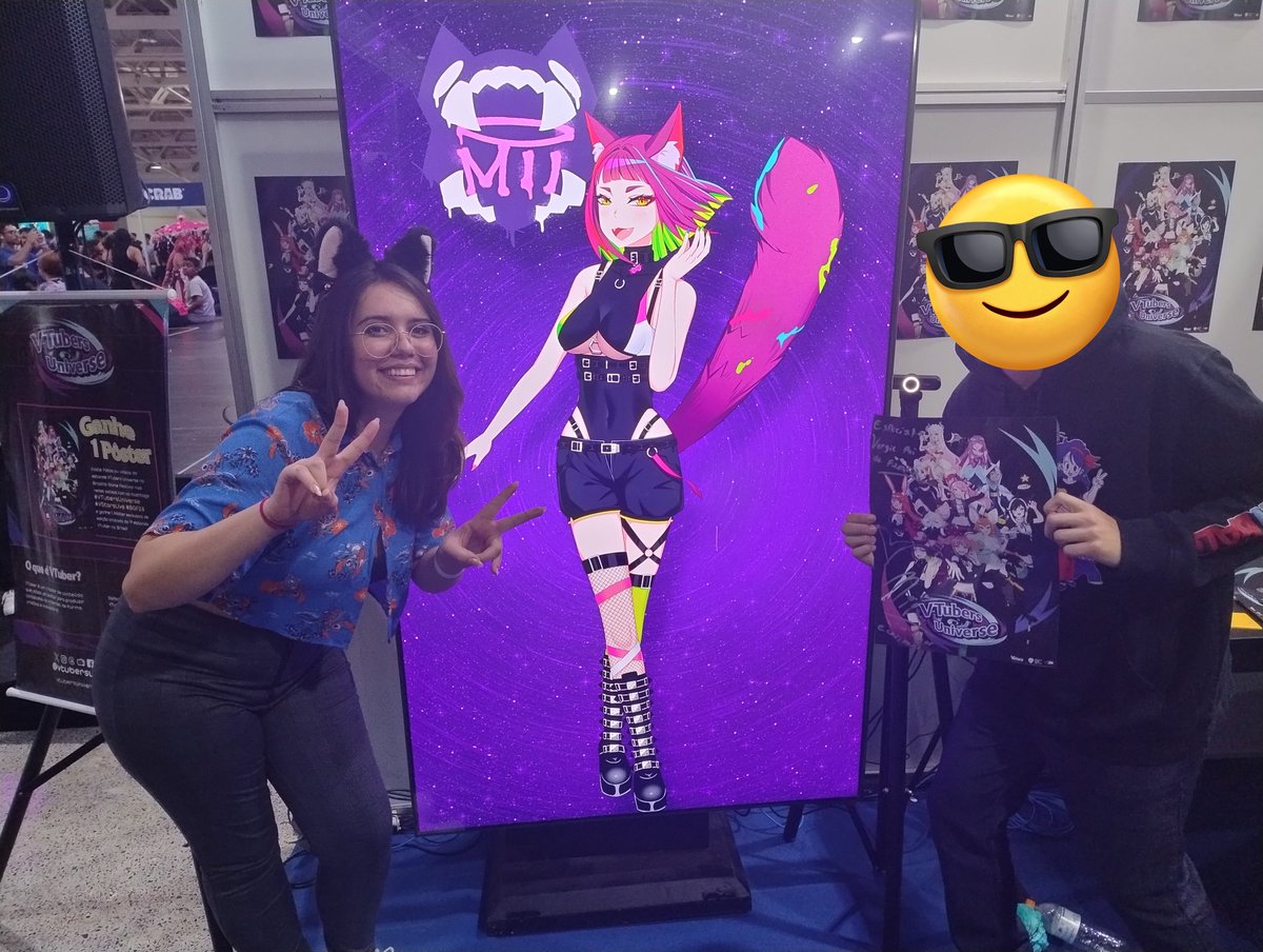 PaiVergil's tweet photo. ACABEI DE SAIR DA BGF!!! Tirei foto com a patroa @YasmimReisOFC, recebi um autógrafo dela no poster, e deixei um vestígio meu no mural com os papéis (minha habilidade de desenho e minha caligrafia são horríveis, por favor não julgar muito) #VTubersUniverse #VStarsLive #BGF24 https://t.co/ifYDLrNgmT