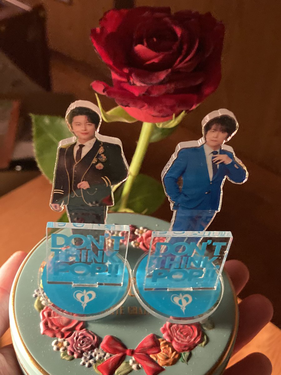 utsu_shun's tweet photo. これは新アルバムリリースに伴う握手会イベント(抽選)でミッチーこと及川光博氏から手渡しされた薔薇の花です。生きていると色々とあるけれど、今日も何とか折り合いをつけていく。仕事してまいります。💪 https://t.co/oH41EYHRW0