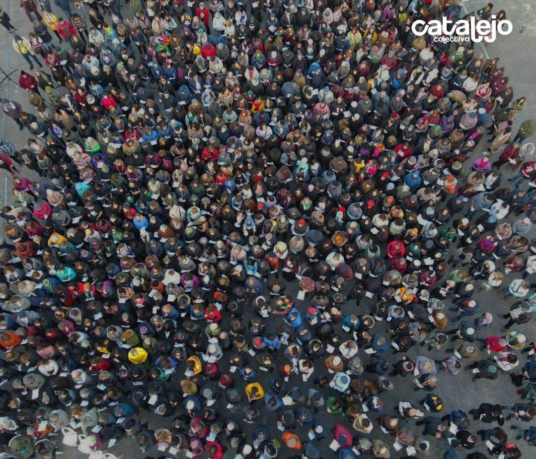 Hoy cientos de coros uruguayos se juntaron a cantar 𝑽𝒊𝒔𝒊𝒕𝒂𝒔 de Rubén Olivera.

"A veces te cuido en carteles y hoy te quiero cobijar"

Nos vemos el lunes a las 19 hs en Rivera y Jackson.

#MarchadelSilencio