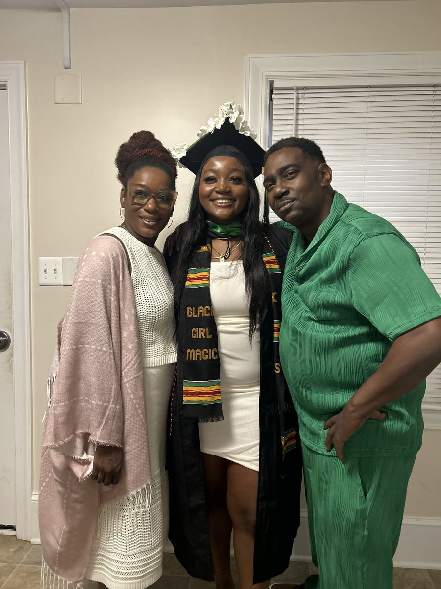 DCHypemanRevT's tweet photo. PROUD #RevT
PROUD @db_diva
PROUD PROUD PROUD
FENNELL’s
#COLLEGEGRADUATE
OUR DAUGHTER
2 majors!
Done deal! https://t.co/s9LTzO5Ftv