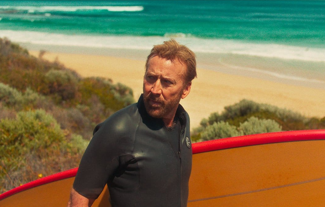 The surfer de Lorcan Finnegan est une petite série B méchante et absurde, qui confronte Nicolas Cage à une communauté de surfers territoriaux et agressifs. Dommage que la fin explicative soit ratée. #Cannes2024