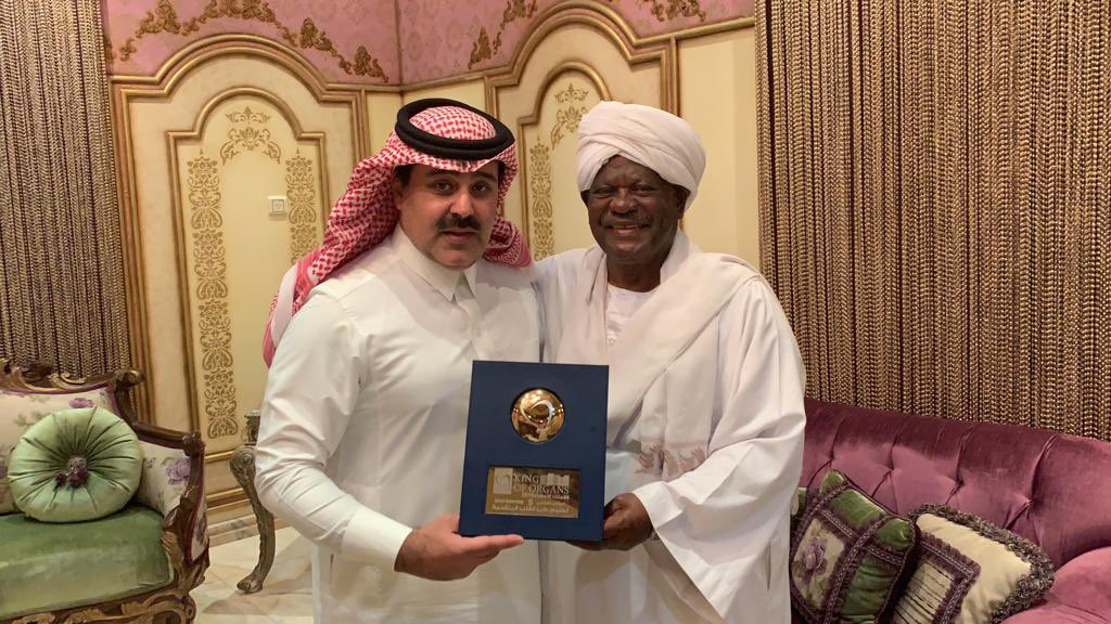 Alabdulgaderaa's tweet photo. انتقل إلى رحمة الله تعالى قبل قليل ملاك الرجال والرجل الملاك،أنقى من قابلت من الرجال الطبيب الأريب الحبيب النقي التقي أخي الحبيب الدكتور أمين العاقب ،كأن سيرته من ألف ليله وليله،هي أقرب للخيال قضى حياته خادماً للناس مُعيناً لهم لا أقول نبيلاً بل هو النُبل نفسه …… https://t.co/xUgu1f2LkZ