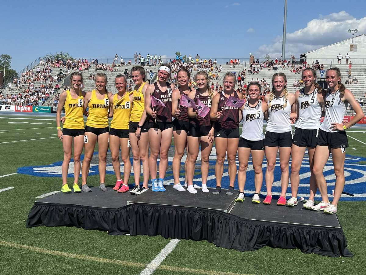 ColinPetersOH's tweet photo. Give these ladies one more title. Heck of a weekend for the Pella Christian girls as they win the 4x400 title with a time of 3:56.61. Rachel Kacmarynski, Bailey Vos and Meredith Van Wyk all grab four titles. https://t.co/1kDKH1rn9B