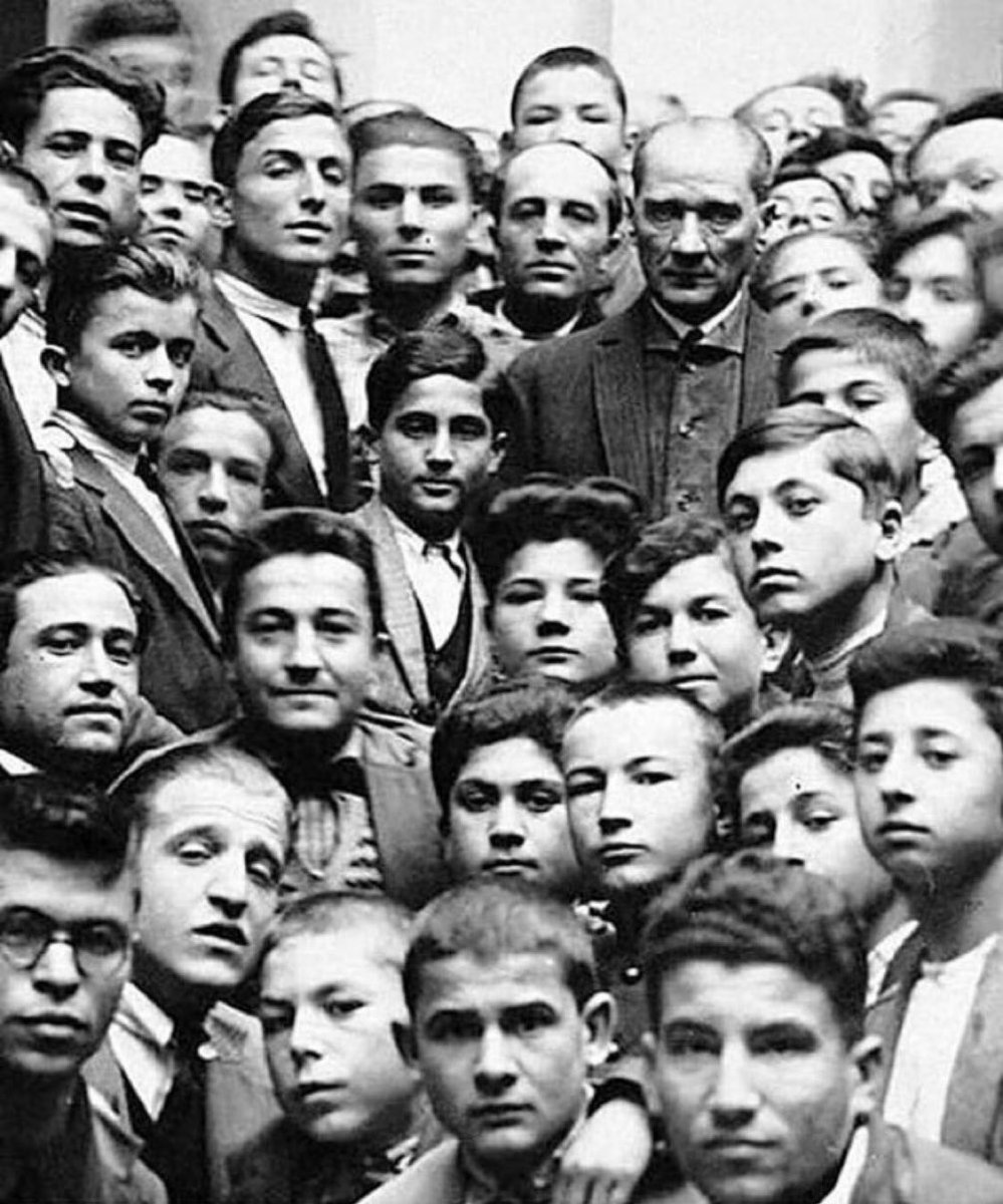 Yaktığın Türklük ateşi, yıllar geçse de sönmeyecek! Fikirlerinle, gösterdiğin yolda yürüyen, tıpkı senin gibi "Türk için, Türk'e göre" yaşayan gençler olarak her daim seni bileceğiz, seni anacağız..
#19MayısAtatürküAnmaGençlikveSporBayramı