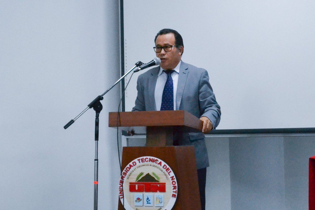 Felicito a esta nueva generación de estudiantes universitarios de la carrera de Ingeniería Forestal, decirles que llevan sobre los hombros un prestigio muy bien ganado desde hace 43 años; les doy un abrazo fraterno de gratitud y de reconocimiento imperecedero.